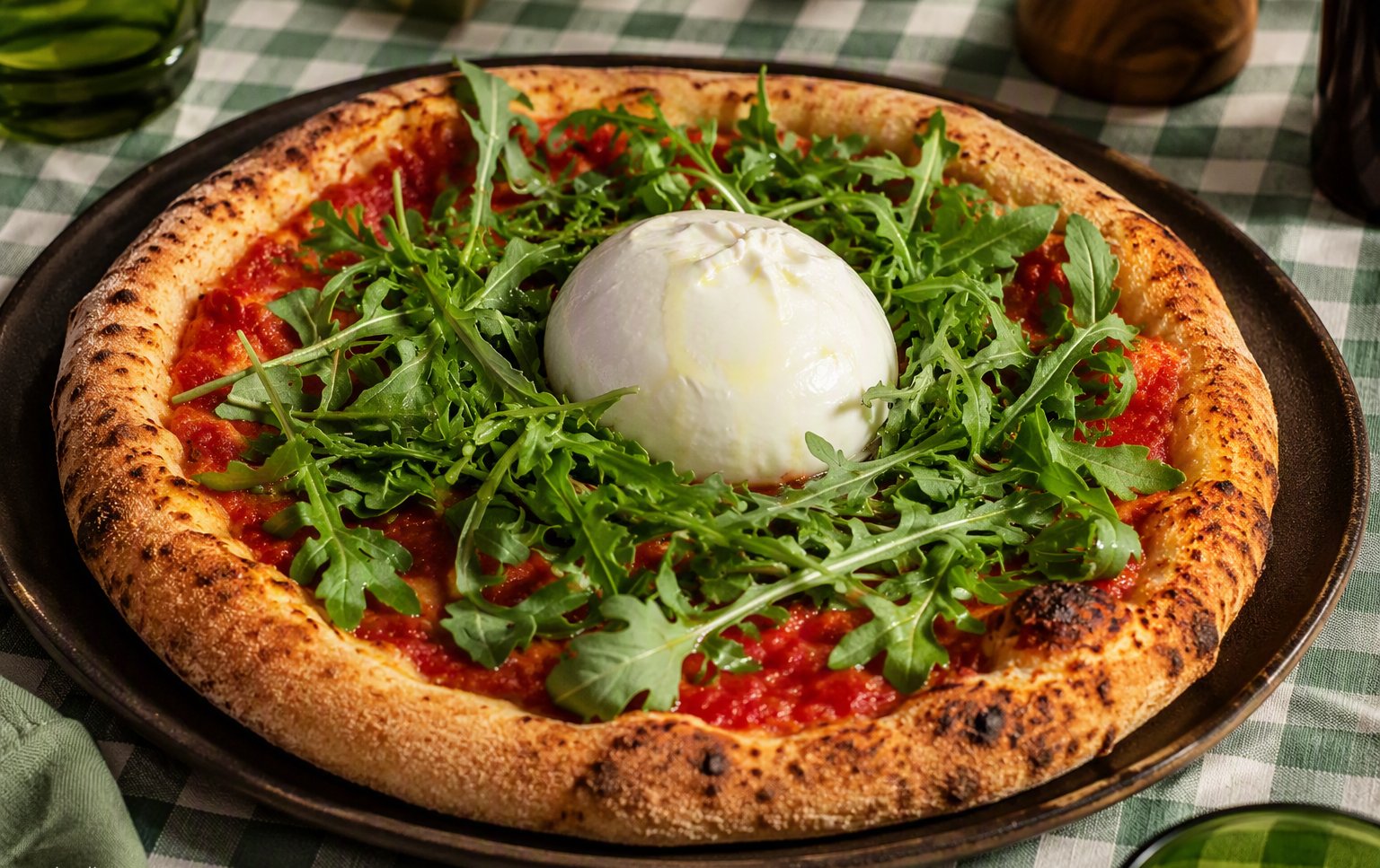 Pizza Burrata e Rucola del horno de leña de Sapori D'Italia, con burrata entera y rúcula fresca