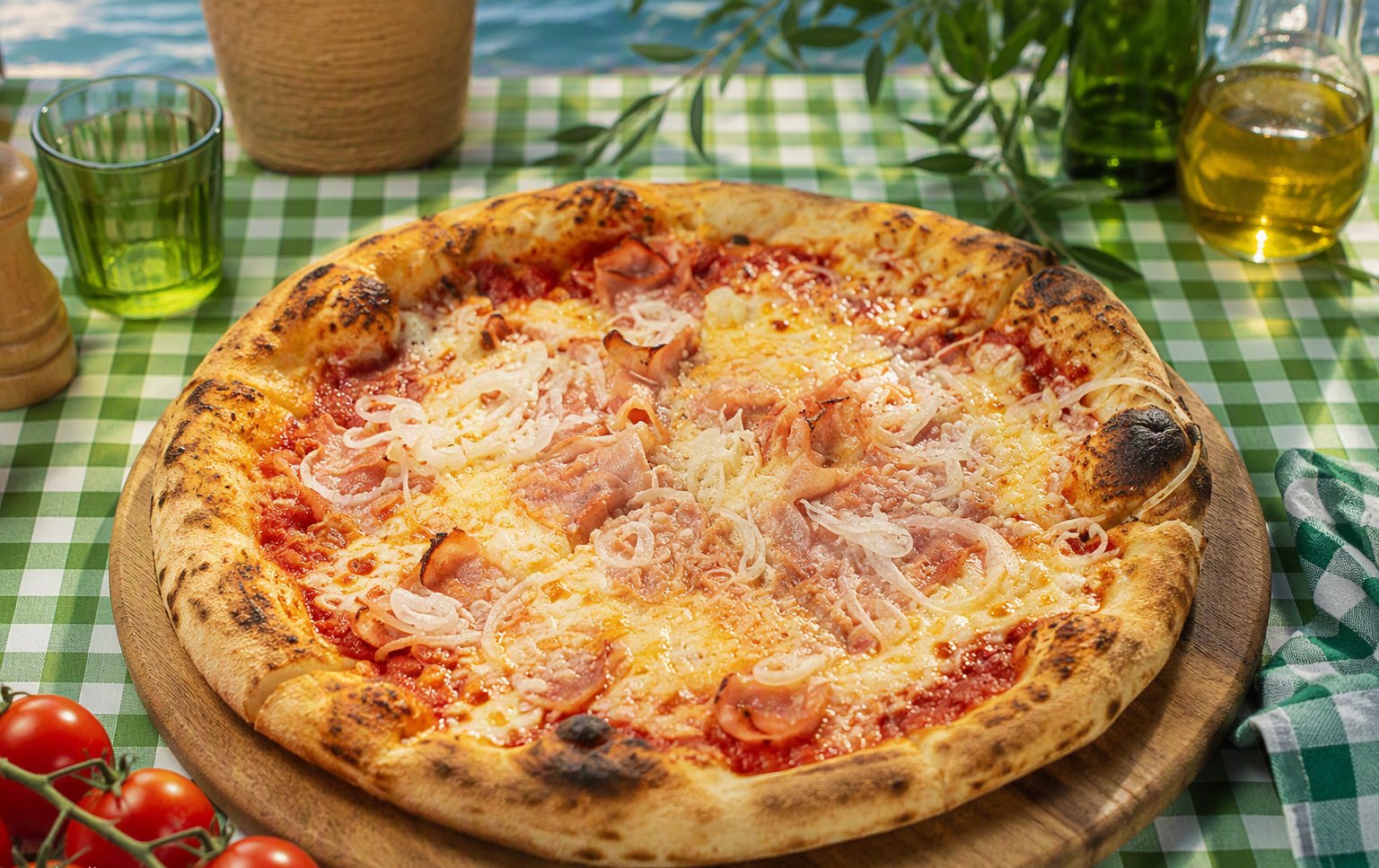 Pizza Prosciutto e Cipolla sobre masa de leña en Sapori D'Italia, Almuñécar
